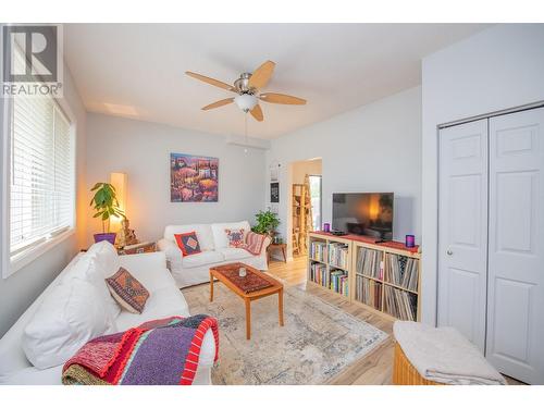 409 Baird Avenue, Enderby, BC - Indoor Photo Showing Living Room