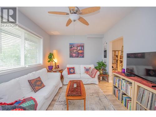 409 Baird Avenue, Enderby, BC - Indoor Photo Showing Living Room