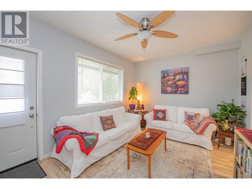 409 Baird Avenue, Enderby, BC - Indoor Photo Showing Living Room