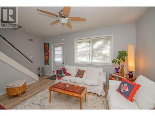 409 Baird Avenue, Enderby, BC - Indoor Photo Showing Living Room