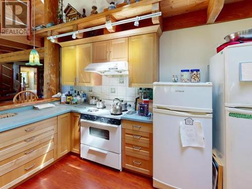 2777 Cedar Way, Savary Island, BC - Indoor Photo Showing Kitchen