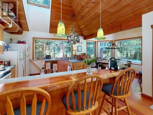 2777 Cedar Way, Savary Island, BC - Indoor Photo Showing Dining Room