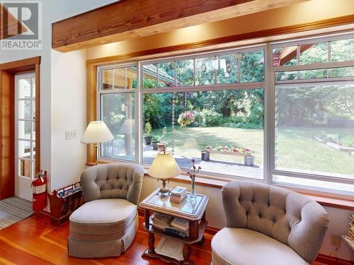 2777 Cedar Way, Savary Island, BC - Indoor Photo Showing Living Room