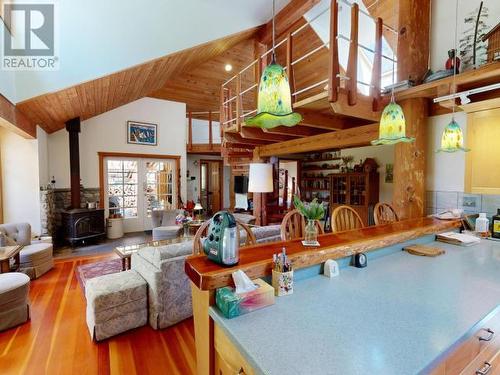 2777 Cedar Way, Savary Island, BC - Indoor Photo Showing Living Room