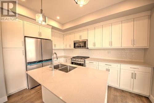 130 Colebrook Road Unit# 33, Kamloops, BC - Indoor Photo Showing Kitchen With Double Sink