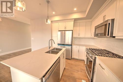 130 Colebrook Road Unit# 33, Kamloops, BC - Indoor Photo Showing Kitchen With Double Sink With Upgraded Kitchen