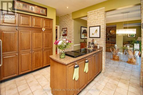 14 Marsh Harbour, Aurora, ON - Indoor Photo Showing Kitchen