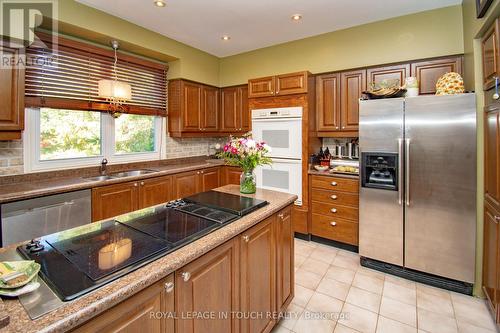 14 Marsh Harbour, Aurora, ON - Indoor Photo Showing Kitchen With Double Sink