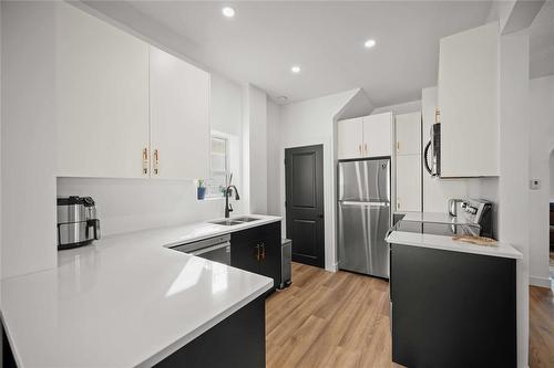 337 Leighton Avenue, Winnipeg, MB - Indoor Photo Showing Kitchen With Double Sink