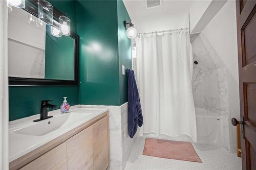 337 Leighton Avenue, Winnipeg, MB - Indoor Photo Showing Bathroom