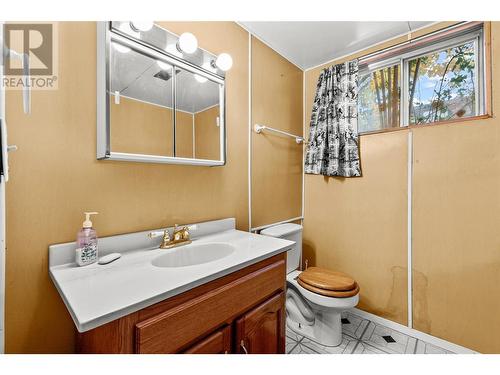 1014 Regina Street, Creston, BC - Indoor Photo Showing Bathroom