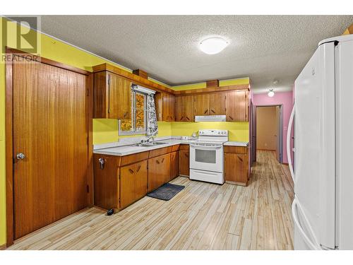 1014 Regina Street, Creston, BC - Indoor Photo Showing Kitchen With Double Sink