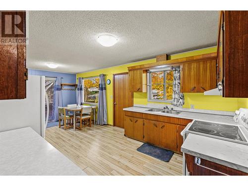 1014 Regina Street, Creston, BC - Indoor Photo Showing Kitchen With Double Sink