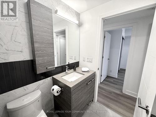 405 - 484 Spadina Avenue, Toronto, ON - Indoor Photo Showing Bathroom