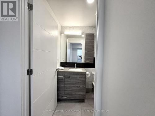 405 - 484 Spadina Avenue, Toronto, ON - Indoor Photo Showing Bathroom