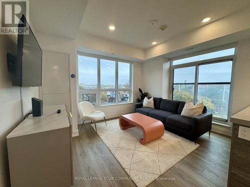 405 - 484 Spadina Avenue, Toronto, ON - Indoor Photo Showing Living Room