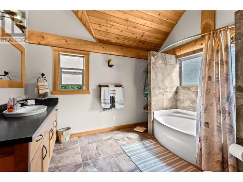 1414 Huckleberry Drive, South Shuswap, BC - Indoor Photo Showing Bathroom