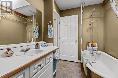 412 Sumac Road, South Shuswap, BC - Indoor Photo Showing Bathroom