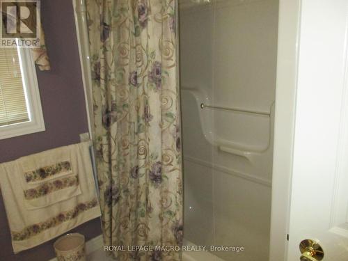 22 Resolute Drive, Hamilton, ON - Indoor Photo Showing Bathroom