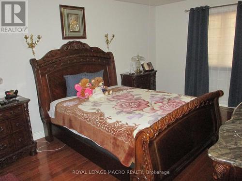 22 Resolute Drive, Hamilton, ON - Indoor Photo Showing Bedroom