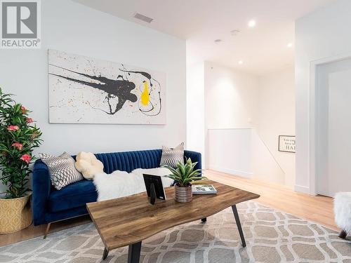 113 1500 Fern Street, North Vancouver, BC - Indoor Photo Showing Living Room