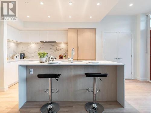 113 1500 Fern Street, North Vancouver, BC - Indoor Photo Showing Kitchen With Upgraded Kitchen