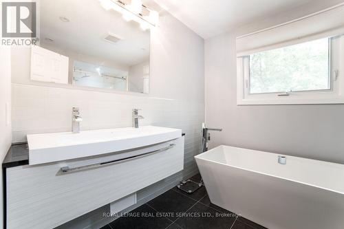 4069 Lakeshore Road, Burlington, ON - Indoor Photo Showing Bathroom