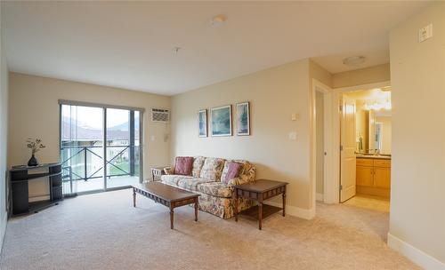 211-256 Hastings Avenue, Penticton, BC - Indoor Photo Showing Living Room