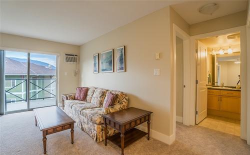 211-256 Hastings Avenue, Penticton, BC - Indoor Photo Showing Living Room