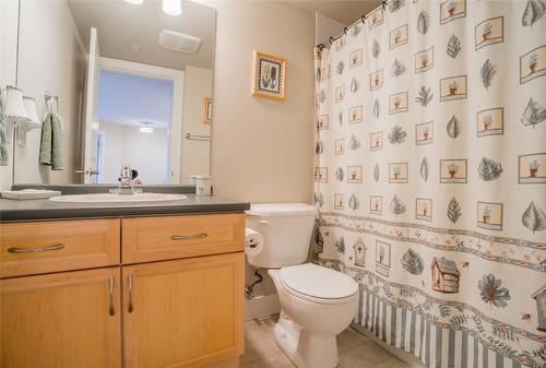 211-256 Hastings Avenue, Penticton, BC - Indoor Photo Showing Bathroom