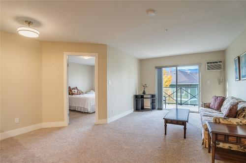 211-256 Hastings Avenue, Penticton, BC - Indoor Photo Showing Living Room