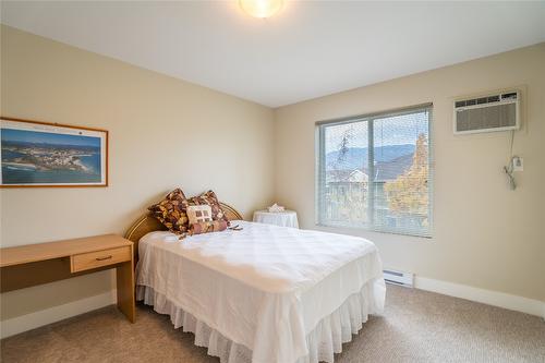 211-256 Hastings Avenue, Penticton, BC - Indoor Photo Showing Bedroom