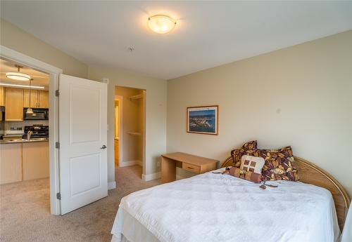 211-256 Hastings Avenue, Penticton, BC - Indoor Photo Showing Bedroom