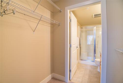 211-256 Hastings Avenue, Penticton, BC - Indoor Photo Showing Bathroom