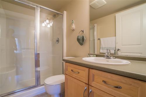 211-256 Hastings Avenue, Penticton, BC - Indoor Photo Showing Bathroom