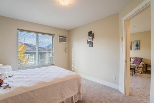 211-256 Hastings Avenue, Penticton, BC - Indoor Photo Showing Bedroom