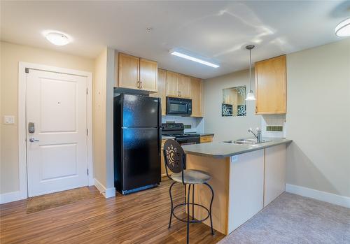 211-256 Hastings Avenue, Penticton, BC - Indoor Photo Showing Kitchen