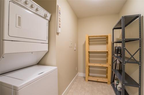 211-256 Hastings Avenue, Penticton, BC - Indoor Photo Showing Laundry Room