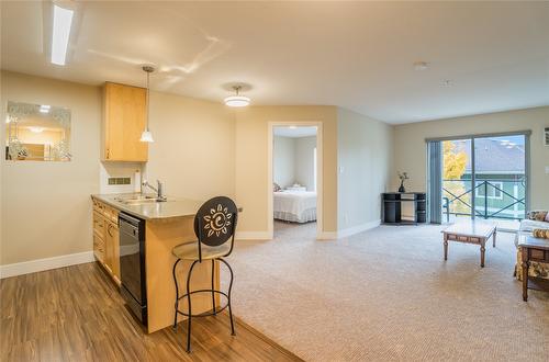 211-256 Hastings Avenue, Penticton, BC - Indoor Photo Showing Kitchen With Double Sink