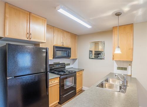 211-256 Hastings Avenue, Penticton, BC - Indoor Photo Showing Kitchen With Double Sink