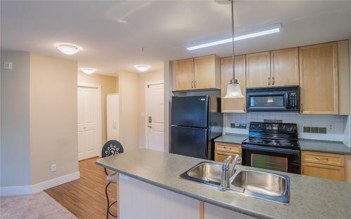 211-256 Hastings Avenue, Penticton, BC - Indoor Photo Showing Kitchen With Double Sink