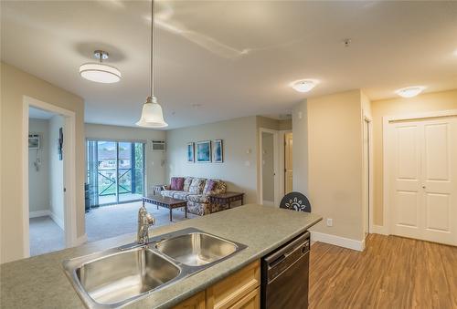 211-256 Hastings Avenue, Penticton, BC - Indoor Photo Showing Kitchen With Double Sink