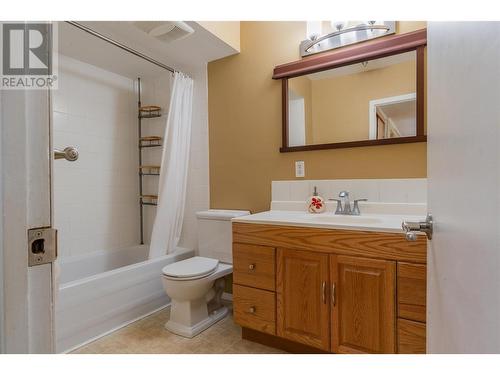 96 Pine Avenue, Fruitvale, BC - Indoor Photo Showing Bathroom