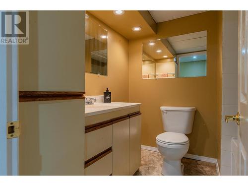 96 Pine Avenue, Fruitvale, BC - Indoor Photo Showing Bathroom