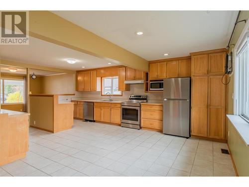 96 Pine Avenue, Fruitvale, BC - Indoor Photo Showing Kitchen