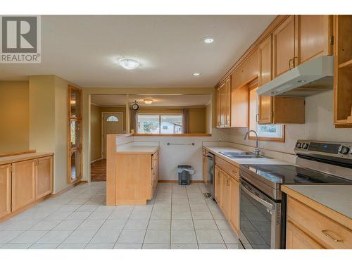 96 Pine Avenue, Fruitvale, BC - Indoor Photo Showing Kitchen With Double Sink