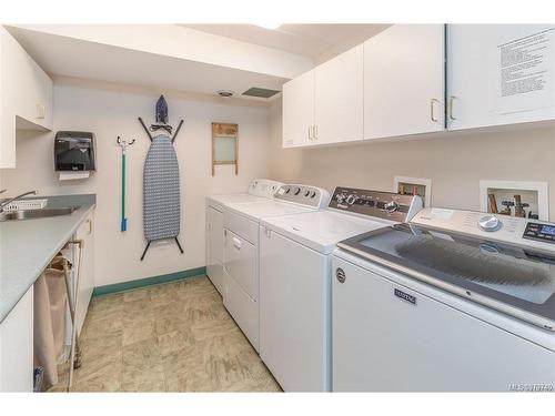 203-750 Memorial Ave, Qualicum Beach, BC - Indoor Photo Showing Laundry Room