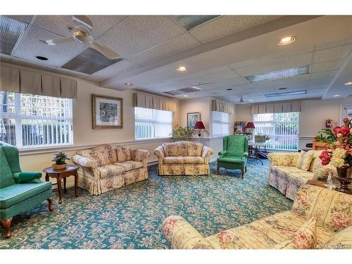 203-750 Memorial Ave, Qualicum Beach, BC - Indoor Photo Showing Living Room