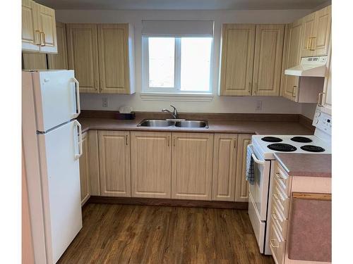 203-750 Memorial Ave, Qualicum Beach, BC - Indoor Photo Showing Kitchen With Double Sink