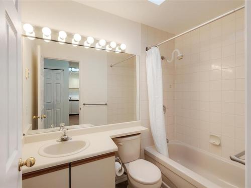 404-2647 Graham St, Victoria, BC - Indoor Photo Showing Bathroom